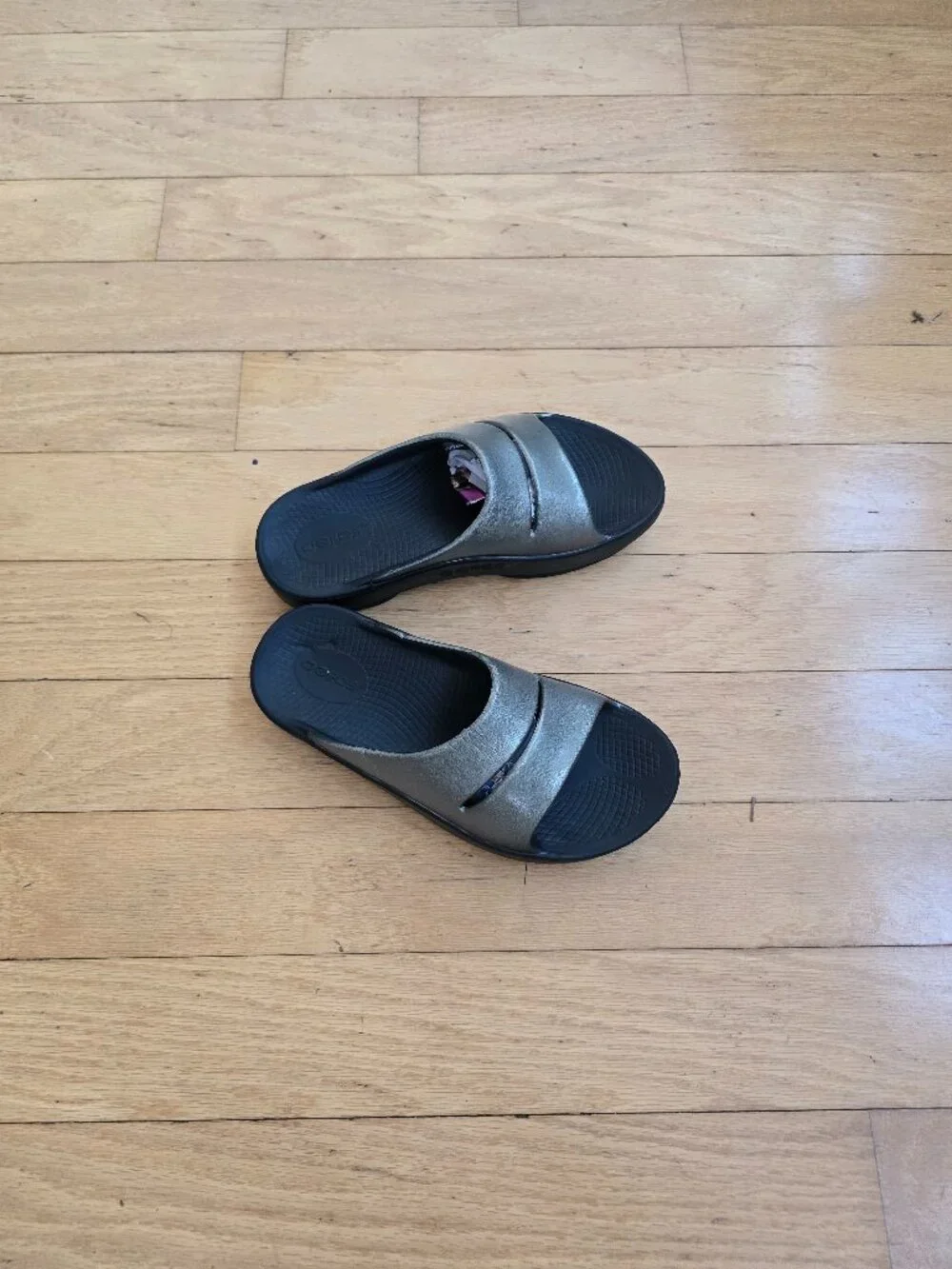 OOFOS | OOahh Luxe Metallic Pewter Slate Gray Sporty Slide Sandals | WMS 6